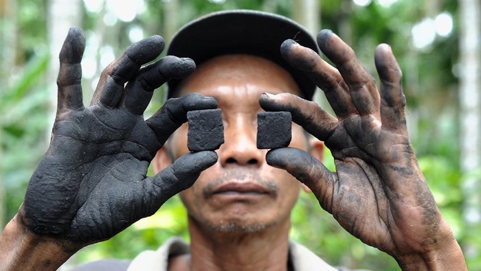PRODUKSI BRIKET PELEPAH PINANG Perajin menjemur bahan baku briket dari limbah pelepah pinang saat proses produksi di sentra perkebunan pinang Suak Rengas, Desa Teluk Kulbi, Betara, Tanjungjabung Barat, Jambi, Senin (25/4/2022). Briket yang diproduksi secara tradisional dengan memanfaatkan limbah pelepah pinang oleh beberapa warga yang tergabung dalam Kelompok Tani Rengas Lestari tersebut dijual Rp20 ribu per kilogram. ANTARA FOTO/Wahdi Septiawan/YU