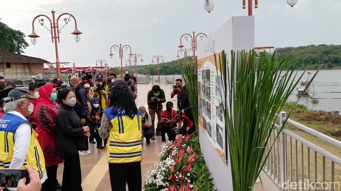 Puan Maharani meresmikan penataan kawasan New Kemukus, Sragen, Rabu (27/4/2022).