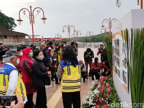 Puan Maharani meresmikan penataan kawasan New Kemukus, Sragen, Rabu (27/4/2022).