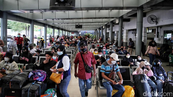 Ratusan pemudik bersiap menaiki kereta api jarak jauh tujuan akhir Surabaya dan Malang di kawasan Stasiun Pasar Senen, Jakarta Pusat, Rabu (27/4). Dilaporkan jumlah penumpang meningkat hingga 95 persen.