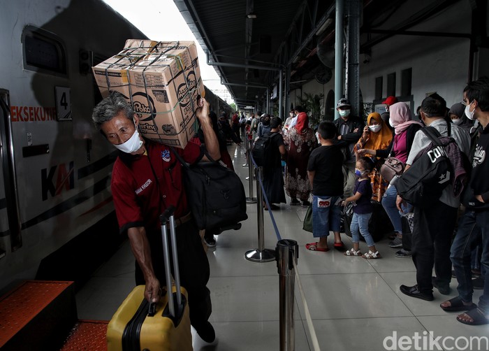 Ratusan pemudik bersiap menaiki kereta api jarak jauh tujuan akhir Surabaya dan Malang di kawasan Stasiun Pasar Senen, Jakarta Pusat, Rabu (27/4). Dilaporkan jumlah penumpang meningkat hingga 95 persen.