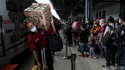 Gelombang Arus Mudik Dimulai, Stasiun Pasar Senen Padat Penumpang