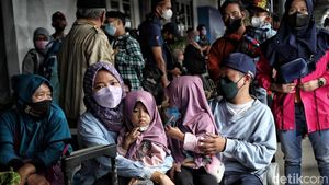 Syarat PCR-Antigen Dihapus, Warga 18+ Naik Transportasi Umum Wajib Booster