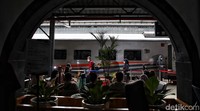 Di Stasiun Pasar Senen ada sekitar 16.800 pemudik yang berangkat atau 81 persen dari total tempat duduk yang tersedia sebanyak 20.500 kursi.
