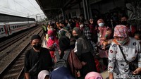 Dilansir dari data KAI pada Rabu (27/4), Stasiun Pasar Senen terdapat 28 KA yang beroperasi, 2 di antaranya KA tambahan. Volume penumpang berangkat sebanyak 17.400 atau 85 persen dari total tempat duduk yang tersedia.