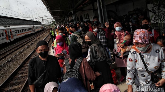 Puncak Arus Mudik Dimulai, Stasiun Pasar Senen Padat Penumpang Ratusan pemudik bersiap menaiki kereta api jarak jauh tujuan akhir Surabaya dan Malang di kawasan Stasiun Pasar Senen, Jakarta Pusat, Rabu (27/4). Dilaporkan jumlah penumpang meningkat hingga 95 persen.
