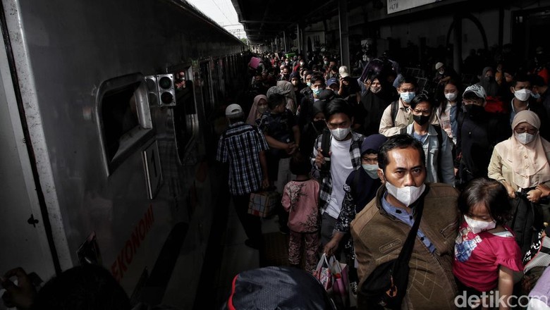 Ratusan pemudik bersiap menaiki kereta api jarak jauh tujuan akhir Surabaya dan Malang di kawasan Stasiun Pasar Senen, Jakarta Pusat, Rabu (27/4). Dilaporkan jumlah penumpang meningkat hingga 95 persen.