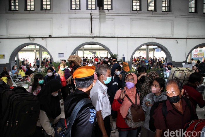 Ratusan pemudik bersiap menaiki kereta api jarak jauh tujuan akhir Surabaya dan Malang di kawasan Stasiun Pasar Senen, Jakarta Pusat, Rabu (27/4). Dilaporkan jumlah penumpang meningkat hingga 95 persen.