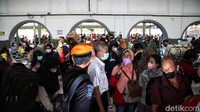 Para pemudik bersiap menaiki kereta api jarak jauh tujuan akhir Surabaya dan Malang di kawasan Stasiun Pasar Senen, Jakarta Pusat, Rabu (27/4). Dilaporkan jumlah penumpang meningkat hingga 95 persen.