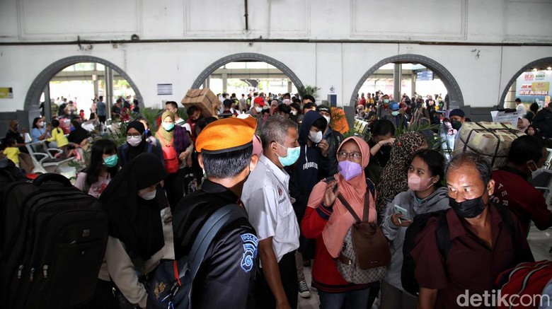 Puncak Arus Mudik Dimulai, Stasiun Pasar Senen Padat Penumpang Ratusan pemudik bersiap menaiki kereta api jarak jauh tujuan akhir Surabaya dan Malang di kawasan Stasiun Pasar Senen, Jakarta Pusat, Rabu (27/4). Dilaporkan jumlah penumpang meningkat hingga 95 persen.