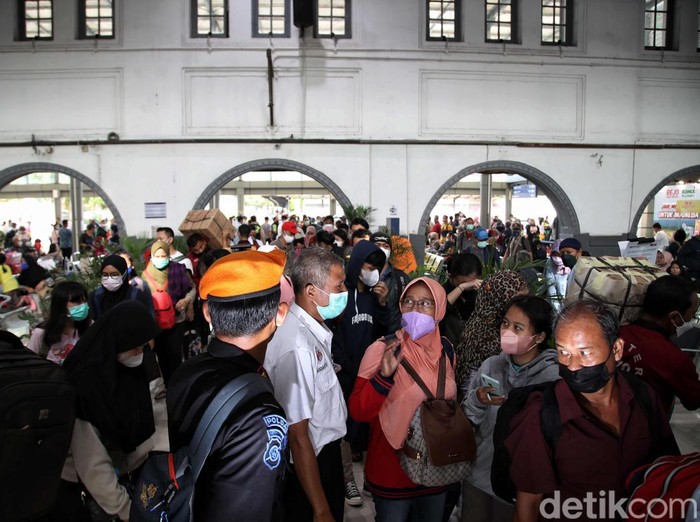 Ratusan pemudik bersiap menaiki kereta api jarak jauh tujuan akhir Surabaya dan Malang di kawasan Stasiun Pasar Senen, Jakarta Pusat, Rabu (27/4). Dilaporkan jumlah penumpang meningkat hingga 95 persen.