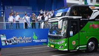 Menteri BUMN, Erick Thohir (ketiga dari kiri) melepas pemudik dalam kegiatan Mudik Aman, Mudik Sehat Bersama BUMN 2022 di Gelora Bung Karno, Jakarta, Rabu (27/4).