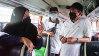Direktur Utama SIG, Donny Arsal (kanan) berbincang dengan pemudik di dalam bus rute Jakarta menuju Surabaya.