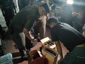Razia Jelang Lebaran, Satpol PP Jakpus Sita 63 Botol Miras di Gambir