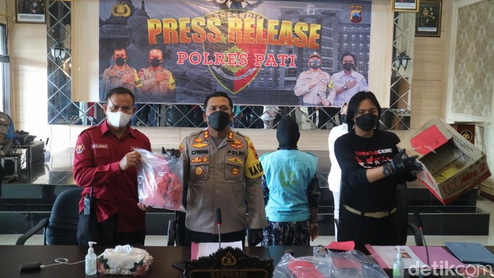Rilis kasus ibu buang bayi di Mapolres Pati, Rabu (27/4/2022).