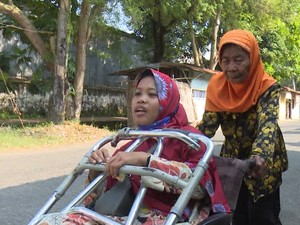 Mari Bantu Rina, Perempuan Lumpuh Layuh Hidupi Nenek Pikun-Adik Disabilitas