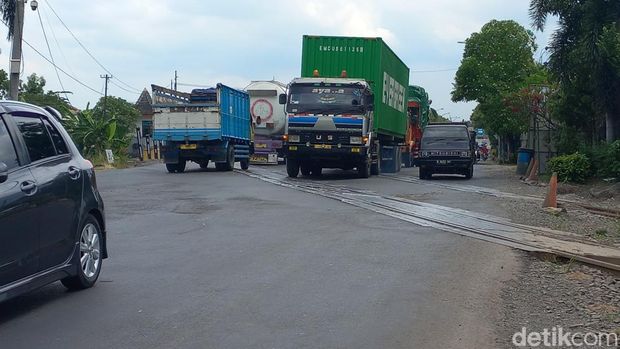 Salah satu perlintasan KA di Lamongan