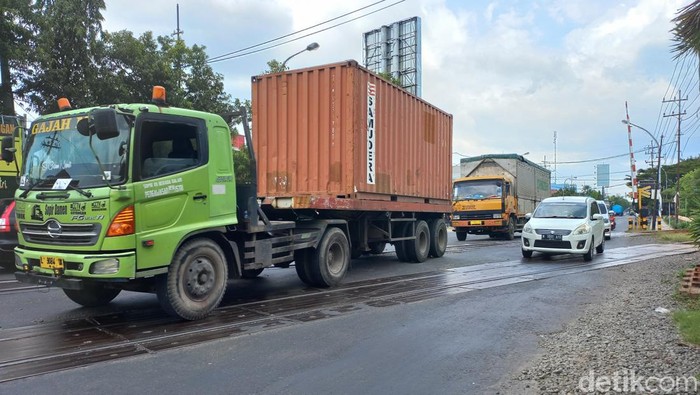 Salah satu perlintasan KA di Lamongan