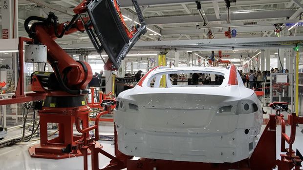 Sebuah robot menempatkan di atas Tesla Model S di pabrik Tesla di Fremont, California. Paul Sakuma/Associated Press Kredit: Paul Sakuma/AP