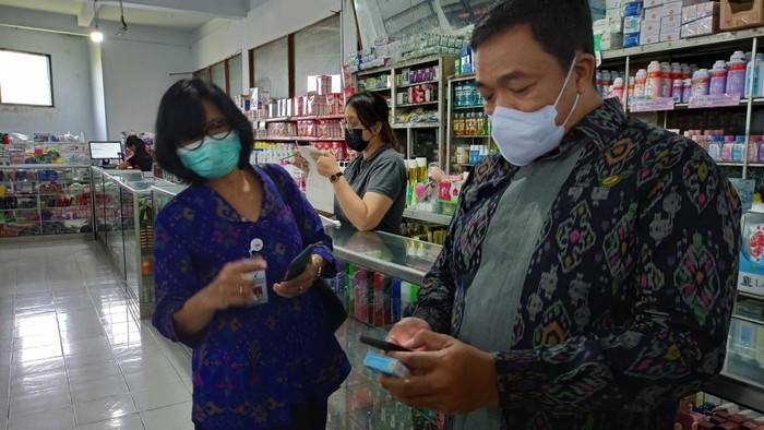 BBPOM Denpasar saat melakukan sidak di salah satu toko modern di Tabanan
