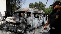 Kepolisian Karachi mengonfirmasi empat orang tewas akibat ledakan itu, yang terdiri atas sopir minibus yang warga Pakistan dan tiga staf Institut Confucius yang berkewarganegaraan China. Institut Confucius merupakan program kebudayaan dan pendidikan yang dioperasikan China di berbagai universitas di dunia.