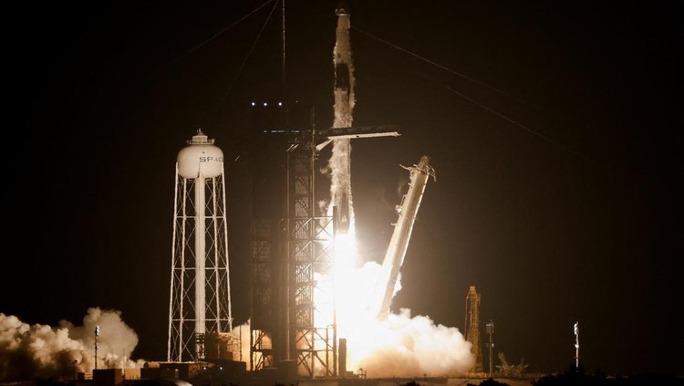 SpaceX Meluncur Bawa 4 Astronot untuk Misi 6 Bulan NASA astronauts Kjell Lindgren, Robert Hines, and European Space Agency astronaut Samantha Cristoforetti of Italy depart their crew quarters for their launch on a SpaceX Falcon 9 rocket to begin a six-month expedition on the International Space Station, at Cape Canaveral, Florida, U.S. April 27, 2022. REUTERS/Steve Nesius