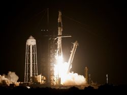 SpaceX Meluncur Bawa 4 Astronaut untuk Misi 6 Bulan