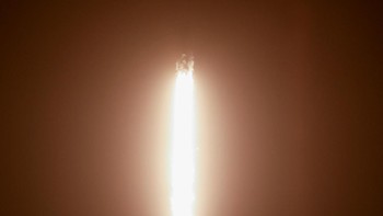 Jika semuanya berjalan sesuai rencana, tiga astronaut AS dan awak Badan Antariksa Eropa (ESA) dari Italia akan mencapai stasiun luar angkasa sekitar 17 jam kemudian untuk memulai misi sains enam bulan yang mengorbit sekitar 250 mil (420 kilometer) di atas Bumi.