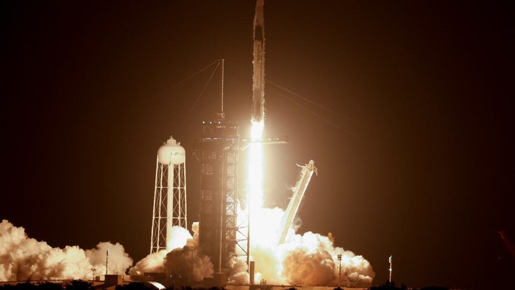 SpaceX Meluncur Bawa 4 Astronot untuk Misi 6 Bulan NASA astronauts Kjell Lindgren, Robert Hines, and European Space Agency astronaut Samantha Cristoforetti of Italy depart their crew quarters for their launch on a SpaceX Falcon 9 rocket to begin a six-month expedition on the International Space Station, at Cape Canaveral, Florida, U.S. April 27, 2022. REUTERS/Steve Nesius