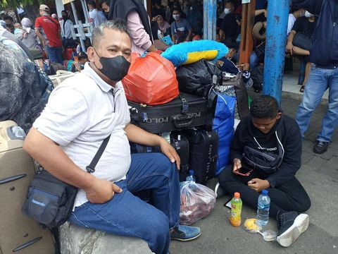 Suasana arus mudik di Terminal Kalideress, Jakbar, Rabu (27/4/2022).