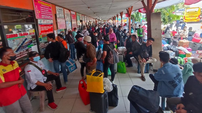 Suasana arus mudik di Terminal Kalideress, Jakbar, Rabu (27/4/2022).