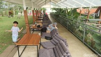 Di pintu masuk, sebagaimana protokol kesehatan yang ditetapkan, pengunjung akan di cek suhu dan mencuci tangan. Setelah itu, pengunjung akan diminta untuk membayar tiket masuk seharga Rp 10 ribu saat weekdays dan Rp 20 ribu saat weekend. Aksesoris yang digunakan di meja tiket pun dibuat sedemikian agar menyerupai perjalanan penerbangan.