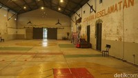 Kita juga dilengkapi dengan berbagai fasilitas olahraga, Critical 11 yang banyak dilihat pengunjung adalah lapang basket kita, uniknya itu adalah lapangan 3 on 3, kemudian, ada juga ada life fitnes, kami juga ada gedung serbaguna yang biasa digunakan untuk bermain sepatu roda, bermain remote contoh dan acara juga, kata dia.