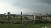 Pastinya yang berbeda dengan tempat lain, tempat nongkrongnya udah dijamin enak, kita berikan view terhadap landasan bisa melihat pesawat landing atau take off dan nongkrongnya itu menggunakan bean bag, kata Manajemen Critical 11 Albert Hugo Tanudihardja kepada detikcom.