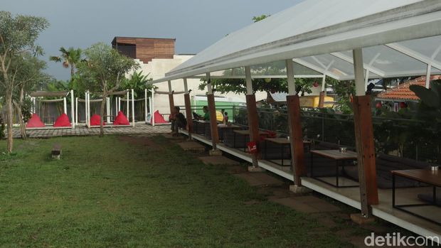 Suasana di Cafe Critical 11 Kota Bandung. Cafe dengan pemandangan pesawat take off dan landing di Bandara Husein Sastranegara.