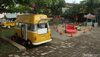 Untuk masuk ke Critical 11 ada harga tiket masuknya. Untuk weekday 10 ribu dan weekend 20 ribu, serta public holiday nya Rp 20 ribu. Sementara itu, beragam makanan dan minuman yang dijual dibanderol dari harga Rp 20-80 ribu.