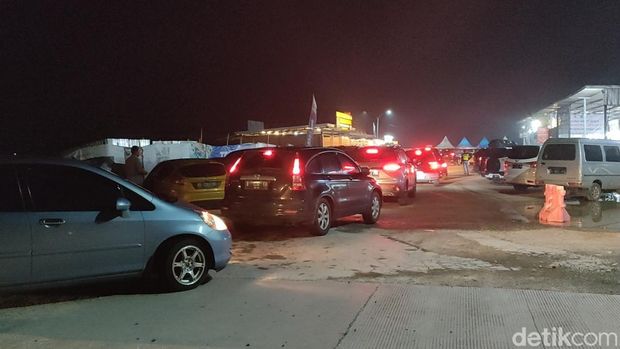 Suasana di kawasan Rest Area KM 338, Kabupaten Pekalongan, Jawa Tengah, Rabu (27/4/2022) pukul 22.00 WIB.