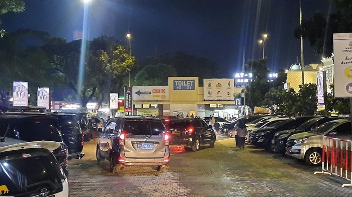 Suasana di rest area KM 57 Tol Japek, Rabu (27/4/2022) malam Suasana di rest area KM 57 Tol Japek, Rabu (27/4/2022) malam