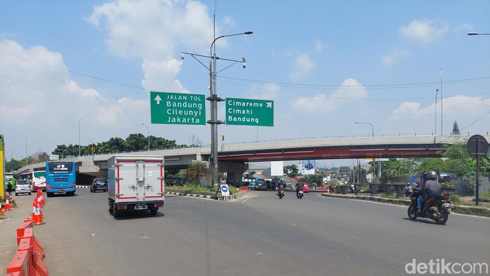 Suasana lalin di kawasan Padalarang, Kabupaten Bandung Barat.