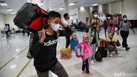 Ratusan pemudik tujuan Semarang dan Surabaya bersiap menaiki Kapal Pelni KM Dobonsolo di kawasan Terminal Penumpang Dermaga Nusantara Pura, Pelabuhan Tanjung Priok, Jakarta Utara, Selasa (26/4/2022).  