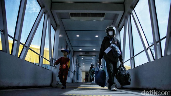 Ratusan pemudik tujuan Semarang dan Surabaya bersiap menaiki Kapal Pelni KM Dobonsolo di kawasan Terminal Penumpang Dermaga Nusantara Pura, Pelabuhan Tanjung Priok, Selasa (26/4/2022).