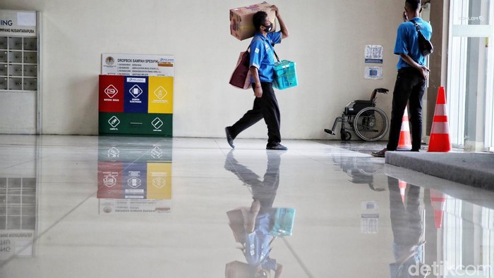 Ratusan pemudik tujuan Semarang dan Surabaya bersiap menaiki Kapal Pelni KM Dobonsolo di kawasan Terminal Penumpang Dermaga Nusantara Pura, Pelabuhan Tanjung Priok, Selasa (26/4/2022).