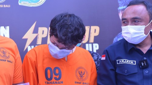 Pemuda Bali pemesan tembakau gorila dari Makassar.