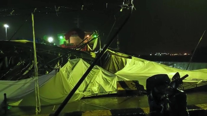 Tenda roboh diterjang angin kencang di Pelabuhan Merak (dok. Istimewa)