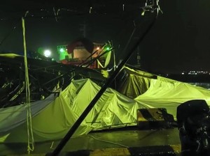Pelabuhan Merak Diguyur Hujan-Angin Kencang, Tenda Kendaraan Pemudik Roboh