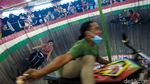 Terpana Atraksi Joki Tong Setan di Pasar Malam Pamulang