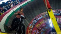 Terdapat tiga orang joki yang beratraksi kali ini, satu di antaranya seorang wanita.   