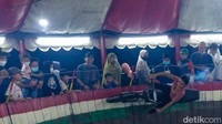 Pertama, gaya gravitasi yang memberi tekanan ke bawah; kedua gaya gesek lintasan yang mengarah ke atas; ketiga gaya normal yang arahnya tegak lurus, dan terakhir gaya sentripetal.  