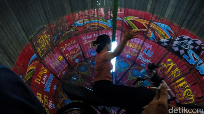 Atraksi tong setan dapat ditemukan di pasar malam Pamulang, Jalan Siliwangi, Tangerang Selatan, Selasa (26/4/2022) malam.