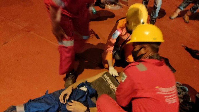 Tim Basarnas mengevakuasi dua ABK kapal China yang terjebak di dalam palka kapal.